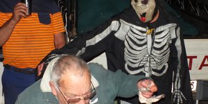 Die groot skrik vir Manie Groenewald toe die â€œspookâ€ van Sopieshoogte hom op die skouer tik tydens Uilkraalrivier se Brugpartytjie